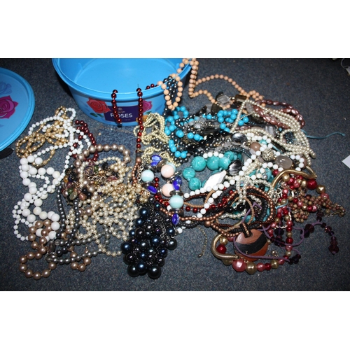 1038 - Tub costume jewellery