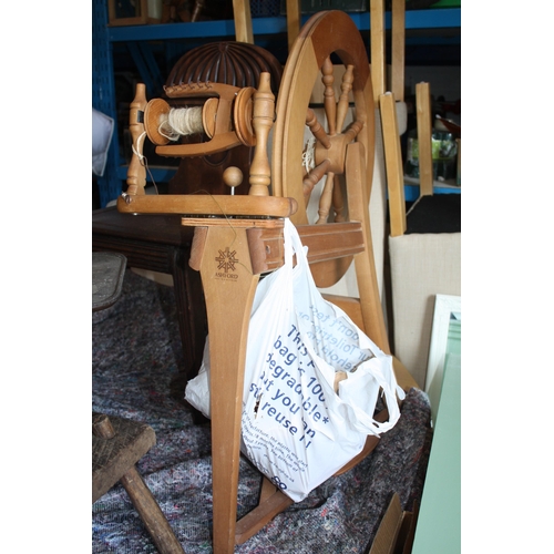 1739 - Ashford wooden spinning wheel & accessories 34