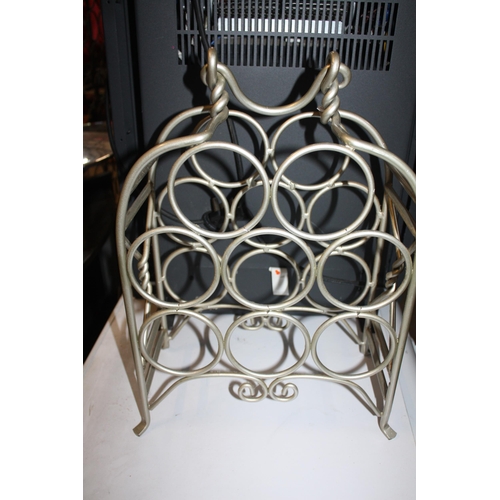 1781 - Metal 8 bottle wine rack