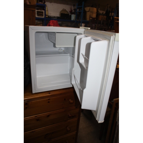 1723 - Table top fridge 19 1/2