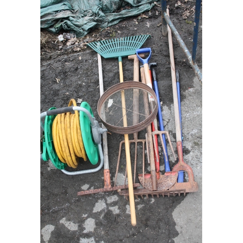 49 - Selection garden tools- hose untested