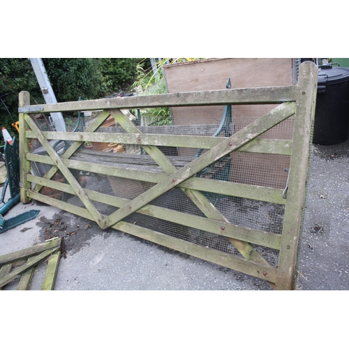 206 - Long wooden 10' gate excluding hinges