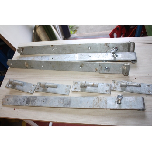 426 - 4 new galvanised gate hinges