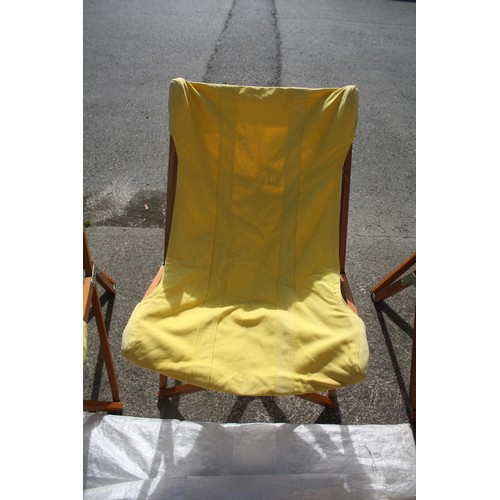 50K - Set 4 unusual garden chairs with canvas covers