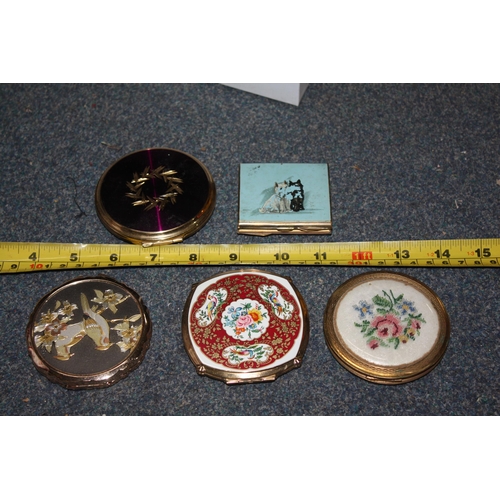 1438 - 5 assorted compacts