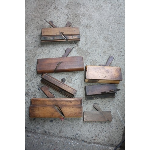 327E - Carpenters tool box containing approx 50 wood planes in good condition