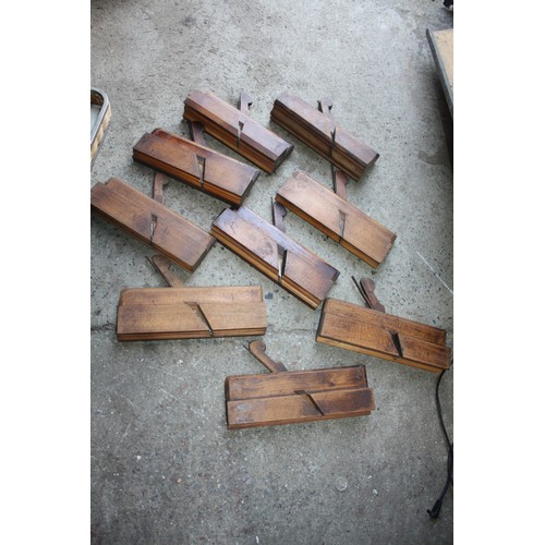 327E - Carpenters tool box containing approx 50 wood planes in good condition