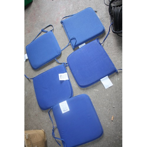 141 - 6 folding garden chairs with 5 blue cushions