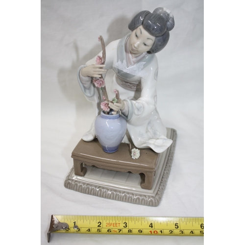 541 - Lladro Oriental lady tending flowers in vase 8