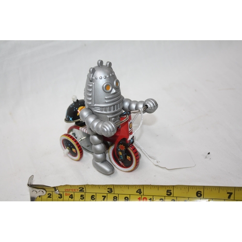 598 - Vintage style wind up toy