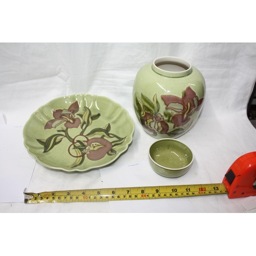 605 - Carltonware ginger jar & plate 9