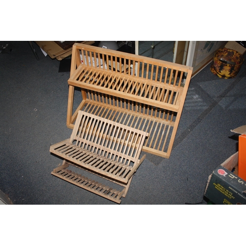 1659 - 2 wooden plate racks 17 1/2