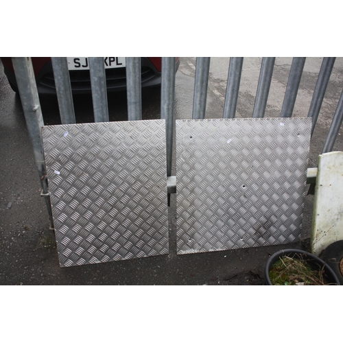 19 - 2 pieces chequer plate largest 27 1/2