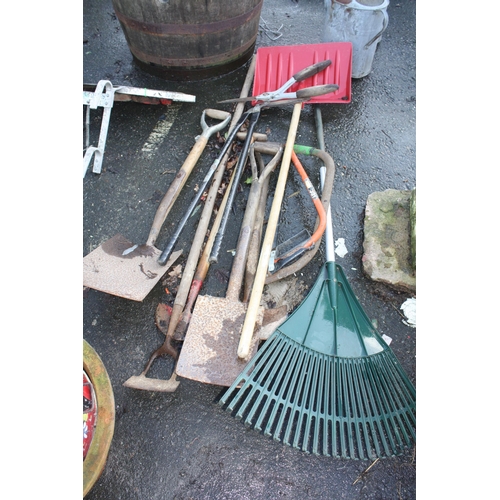 30 - 3 spades, bundle garden tools etc