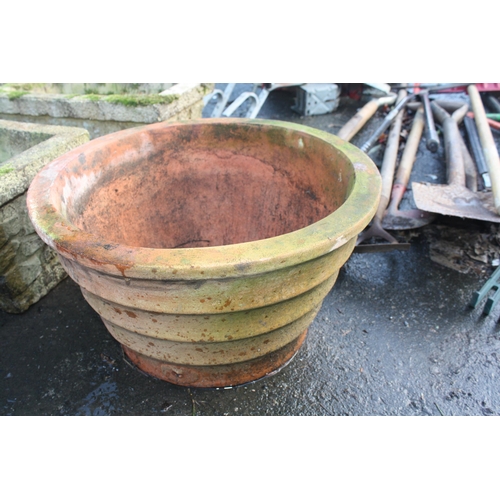 38 - Circular ribbed planter 10