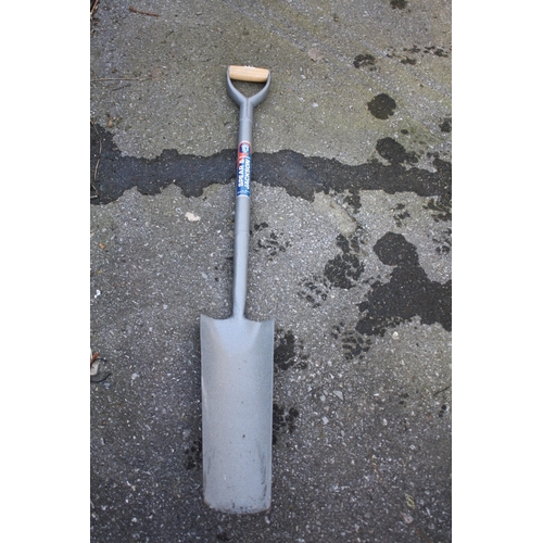 72 - New Spear & Jackson metal trench spade