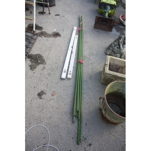 77 - Plastic coated bean poles & 2 spirit levels