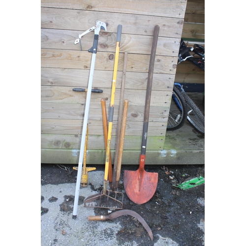 83 - Bundle garden tools