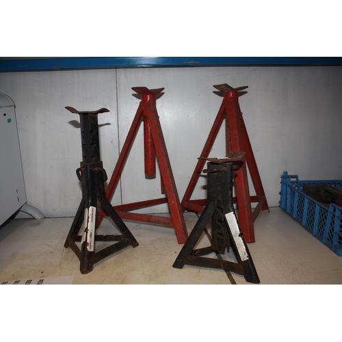 110 - 2 pairs axle stands