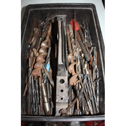 112 - Carton numerous drill bits