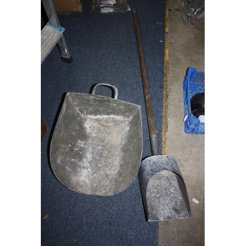 194 - Long handled grain scoop & large grain scoop