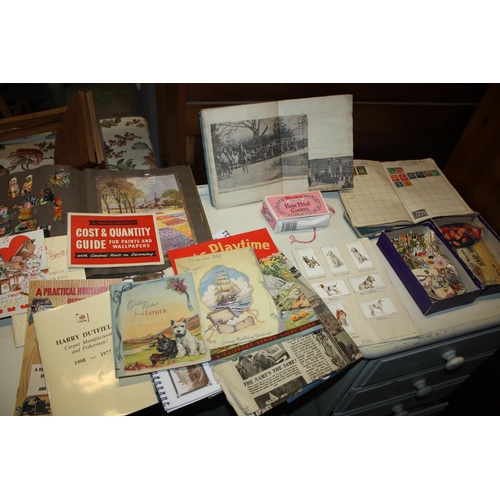 259 - Assorted scrapbooks, cigarette cards etc