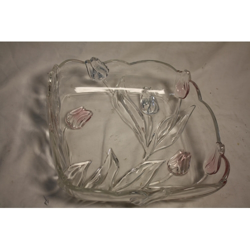 472 - Tulip patterned glass bowl 10