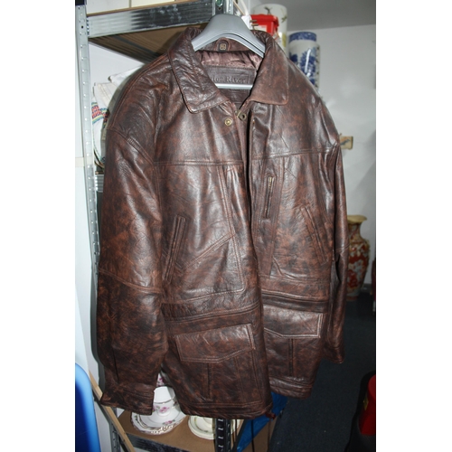 556 - Mens 2XL leather coat