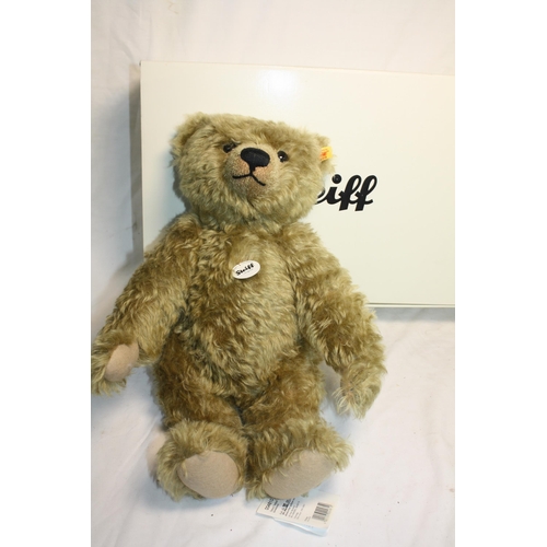 553 - Boxed Steiff growler bear with gilt button 17