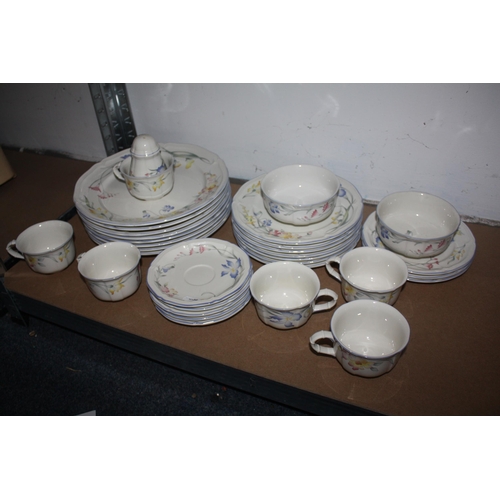 580 - Villeroy & Boch tea & dinnerware