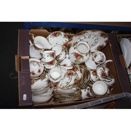 634 - Box numerous Royal Albert Country Roses china