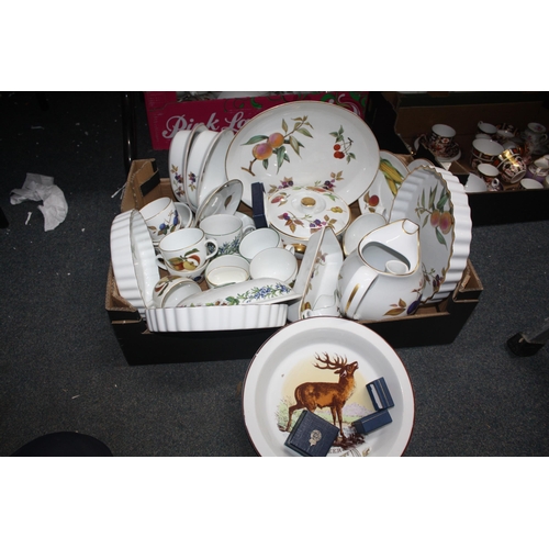 649 - Box mainly Worcester Evesham dinnerware etc