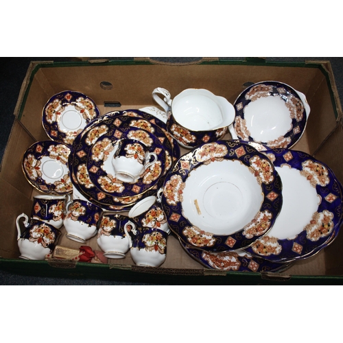 654 - Box Royal Albert Heirloom etc