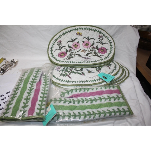 685 - 8 Portmeirion fabric place mats & new oven gloves