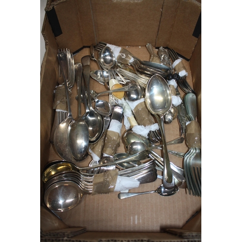 725 - Large assortment vintage cutlery