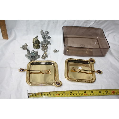 791 - 2 brass trays & assorted metal & other ornaments