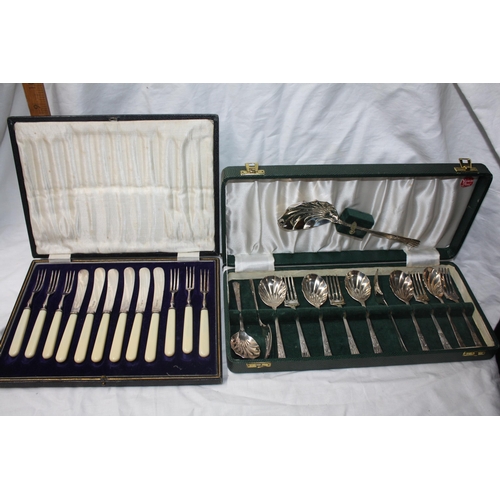 794 - 2 boxed cutlery sets