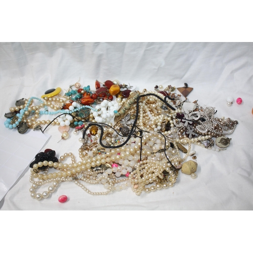 798 - Tub costume jewellery