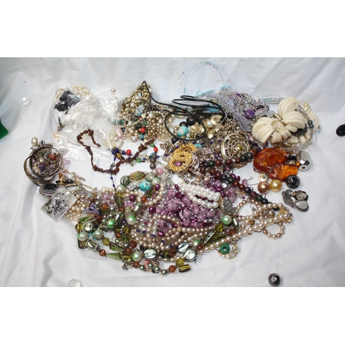 800 - Tub costume jewellery