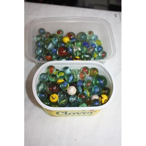 826 - 2 tubs marbles