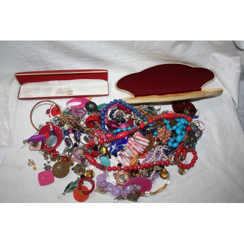 805 - Group costume jewellery