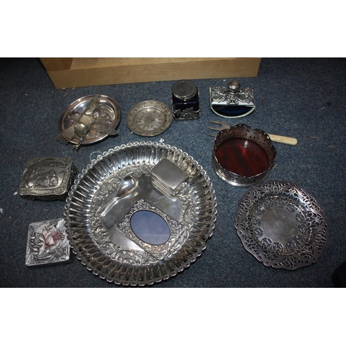 831 - Group decorative plated & white metal items