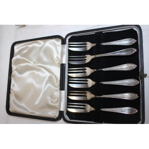 871 - Cased set 6 silver cake forks 99 grammes