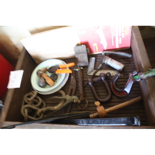 117 - Box D shackle, hook etc