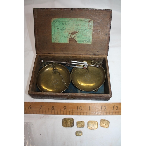 1471 - Boxed Avery scales & group weights