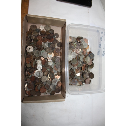 1492 - 2 tubs numerous assorted coins