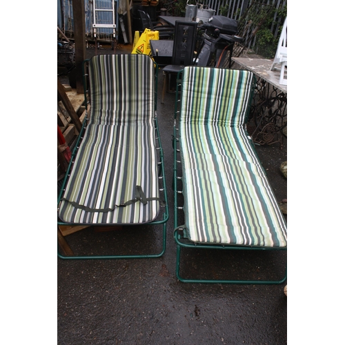 172 - 2 garden loungers