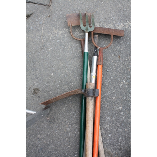 210L - Bundle garden tools