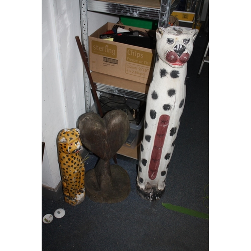 820 - Tall novelty cat figures & wooden heart