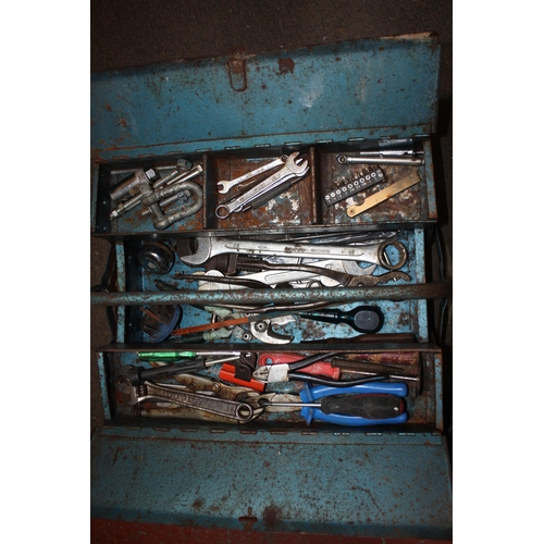 298 - Cantilever tool box tools